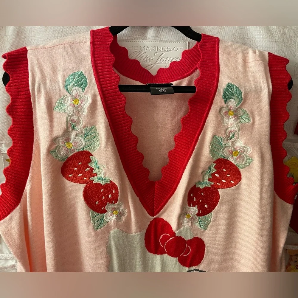 NWOT Sanrio Hello Kitty Strawberry Floral
Women's Vest - BoxLunch Exclusive - Picture 8 of 12